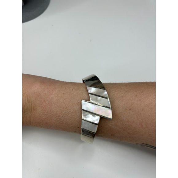 Vintage Modernist Mother of Pearl and Sterling Silver Bracelet - Picture 4 of 6